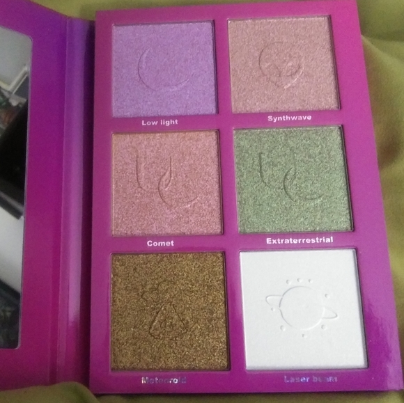 UnEarthly Highlighter Palette - Picture 9 of 10